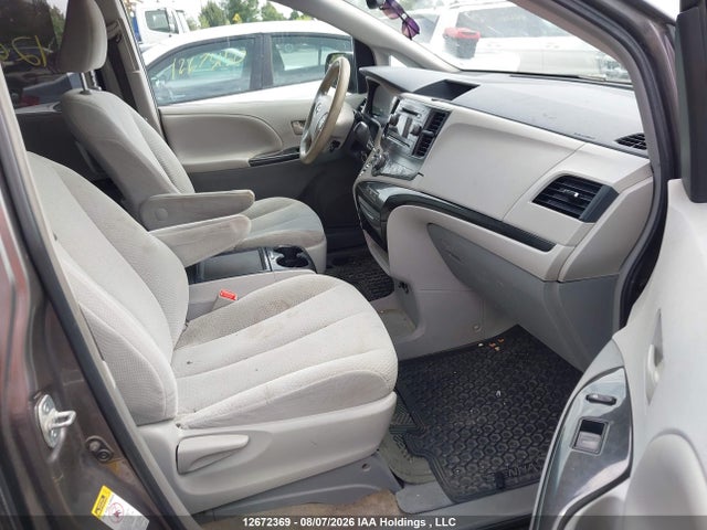 12672369 :رقم المزاد ، 5TDKK3DC6ES516926 vin ، 2014 Toyota Sienna Le 8 Passenger مزاد بيع