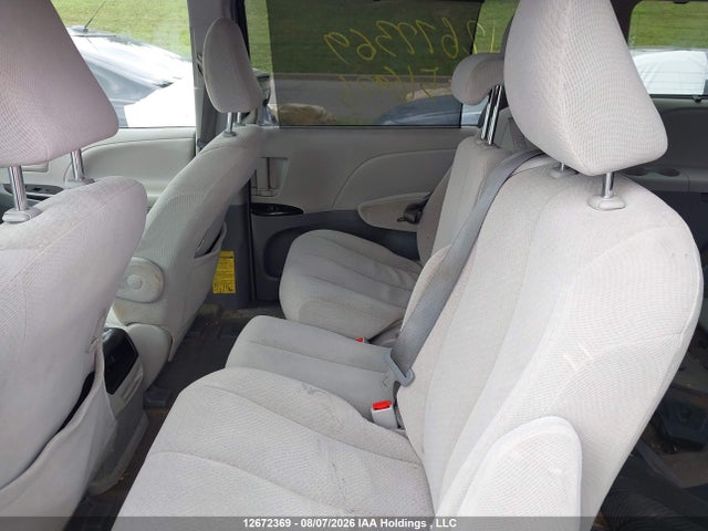 12672369 :رقم المزاد ، 5TDKK3DC6ES516926 vin ، 2014 Toyota Sienna Le 8 Passenger مزاد بيع