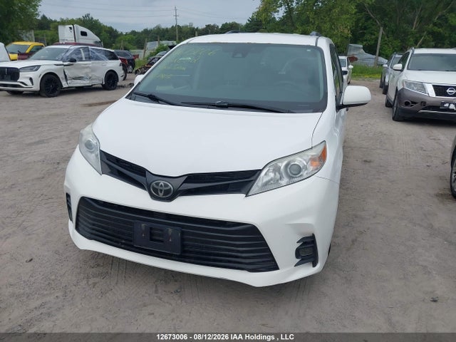 Toyota Sienna 7-passenger 2018 5TDZZ3DC4JS932882 Image 12