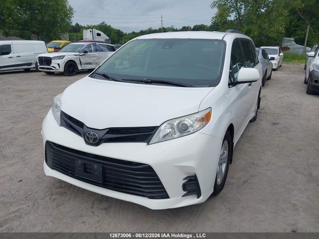 Toyota Sienna 7-passenger 2018 5TDZZ3DC4JS932882 Image 2
