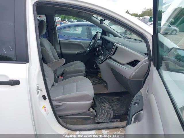 Toyota Sienna 7-passenger 2018 5TDZZ3DC4JS932882 Image 5