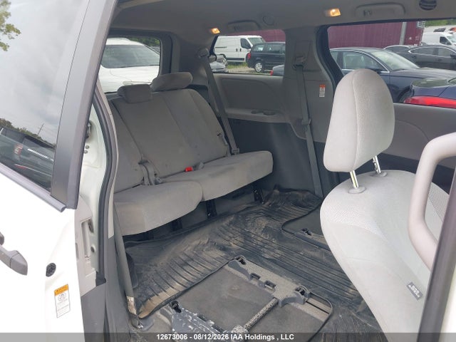 Toyota Sienna 7-passenger 2018 5TDZZ3DC4JS932882 Image 8