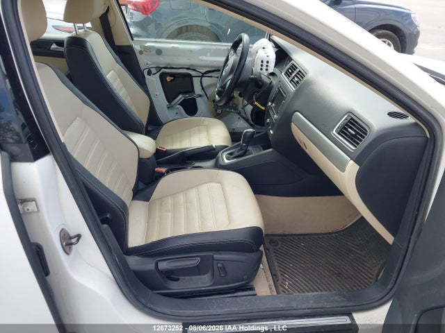 2013 Volkswagen Jetta 2.5l Comfortline/2.5l Sportline მანქანა იყიდება აუქციონზე, vin: 3VWDX7AJ7DM423168, აუქციონის ნომერი: 12673252