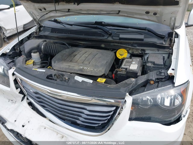 2015 Chrysler Town & Country მანქანა იყიდება აუქციონზე, vin: 2C4RC1HG5FR714730, აუქციონის ნომერი: 12673737