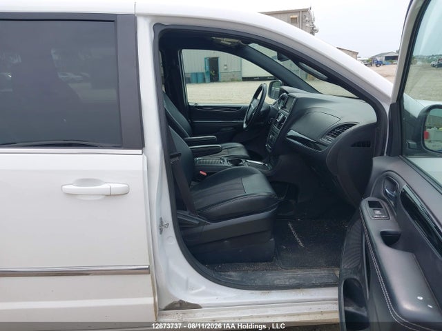 2015 Chrysler Town & Country მანქანა იყიდება აუქციონზე, vin: 2C4RC1HG5FR714730, აუქციონის ნომერი: 12673737
