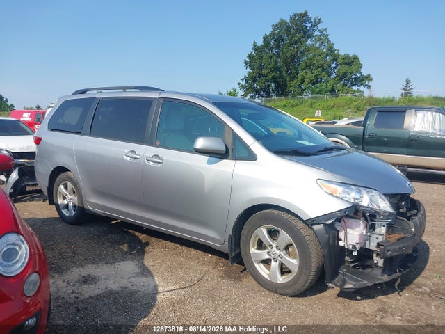 12673816 :رقم المزاد ، 5TDKZ3DC4HS826489 vin ، 2017 Toyota Sienna Le V6 مزاد بيع