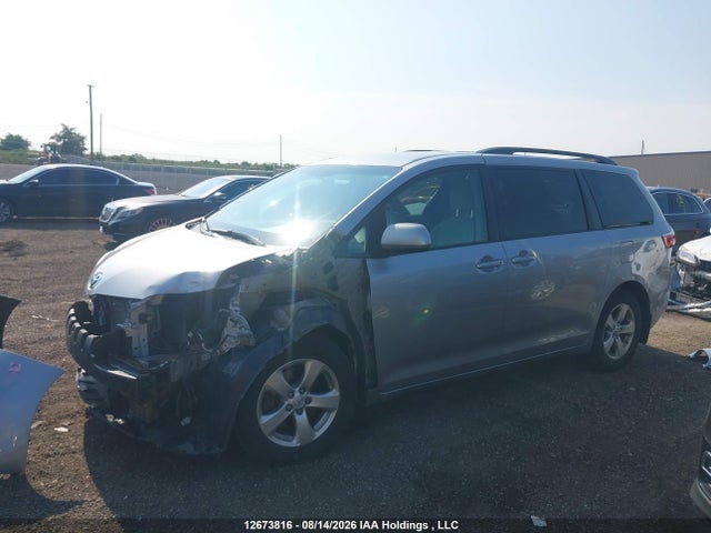 12673816 :رقم المزاد ، 5TDKZ3DC4HS826489 vin ، 2017 Toyota Sienna Le V6 مزاد بيع