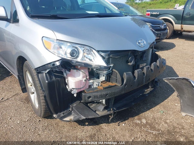12673816 :رقم المزاد ، 5TDKZ3DC4HS826489 vin ، 2017 Toyota Sienna Le V6 مزاد بيع