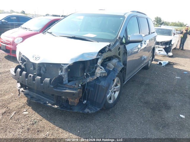 12673816 :رقم المزاد ، 5TDKZ3DC4HS826489 vin ، 2017 Toyota Sienna Le V6 مزاد بيع
