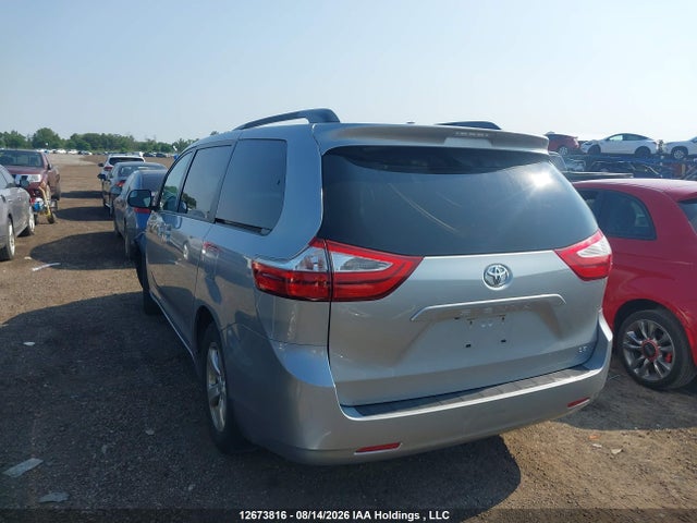 12673816 :رقم المزاد ، 5TDKZ3DC4HS826489 vin ، 2017 Toyota Sienna Le V6 مزاد بيع