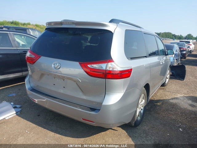 12673816 :رقم المزاد ، 5TDKZ3DC4HS826489 vin ، 2017 Toyota Sienna Le V6 مزاد بيع