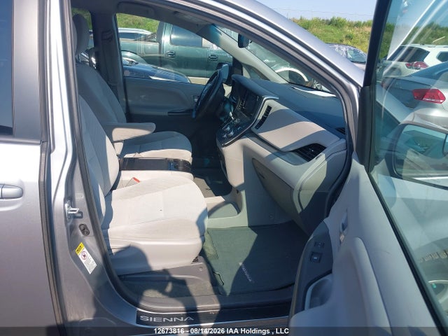 12673816 :رقم المزاد ، 5TDKZ3DC4HS826489 vin ، 2017 Toyota Sienna Le V6 مزاد بيع