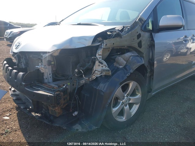 12673816 :رقم المزاد ، 5TDKZ3DC4HS826489 vin ، 2017 Toyota Sienna Le V6 مزاد بيع