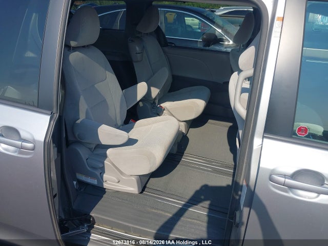 12673816 :رقم المزاد ، 5TDKZ3DC4HS826489 vin ، 2017 Toyota Sienna Le V6 مزاد بيع