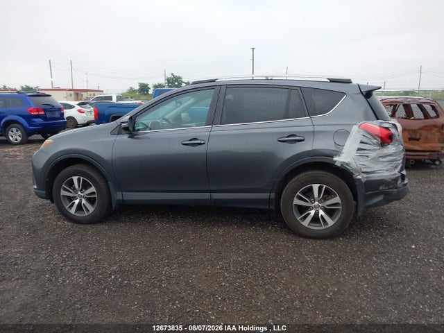 2T3BFREV2JW782590 Toyota RAV4 LE