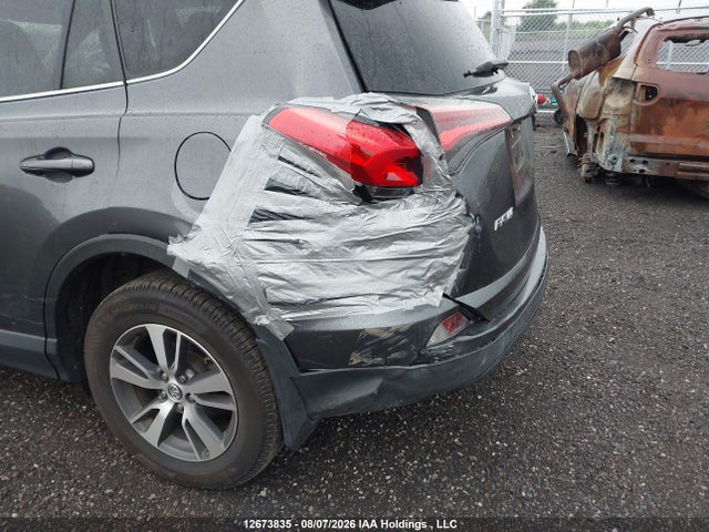 2T3BFREV2JW782590 Toyota RAV4 LE