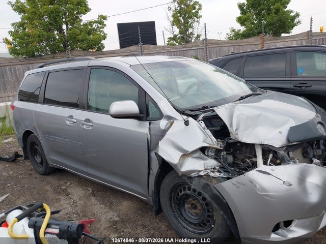 12674846 :رقم المزاد ، 5TDKK3DCXCS259525 vin ، 2012 Toyota Sienna Le مزاد بيع