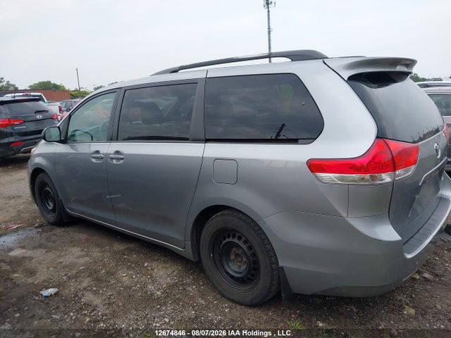 12674846 :رقم المزاد ، 5TDKK3DCXCS259525 vin ، 2012 Toyota Sienna Le مزاد بيع