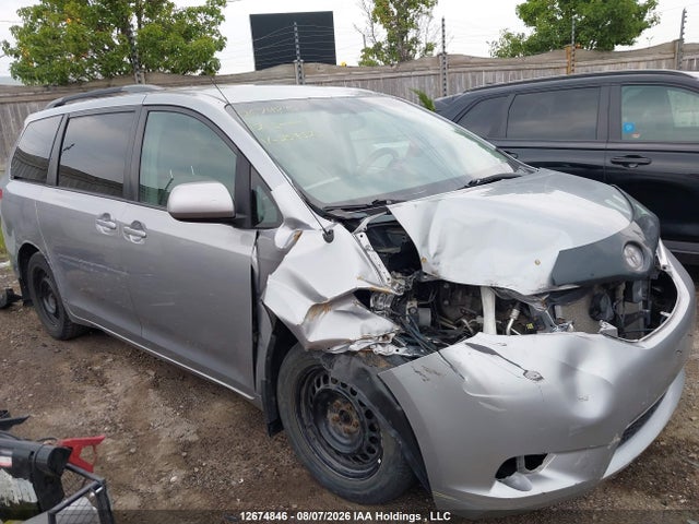 12674846 :رقم المزاد ، 5TDKK3DCXCS259525 vin ، 2012 Toyota Sienna Le مزاد بيع