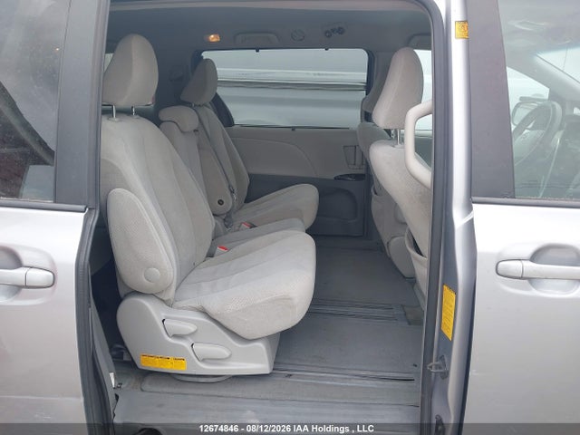 12674846 :رقم المزاد ، 5TDKK3DCXCS259525 vin ، 2012 Toyota Sienna Le مزاد بيع