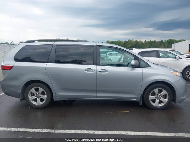 2017 Toyota Sienna Le მანქანა იყიდება აუქციონზე, vin: 5TDKZ3DC6HS871028, აუქციონის ნომერი: 12675120