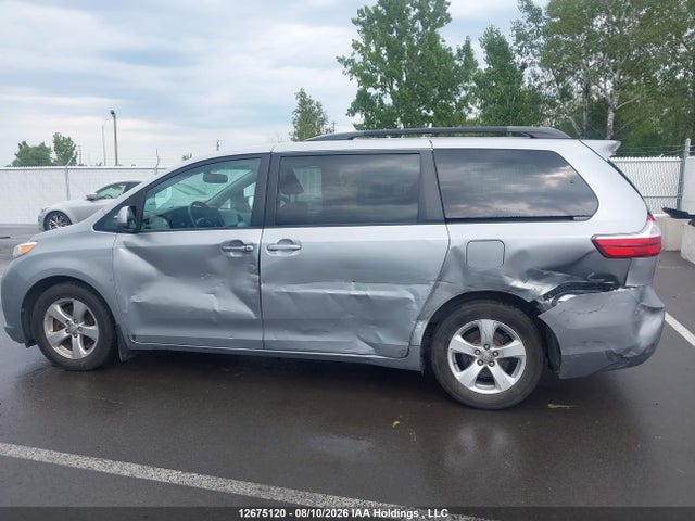 2017 Toyota Sienna Le მანქანა იყიდება აუქციონზე, vin: 5TDKZ3DC6HS871028, აუქციონის ნომერი: 12675120