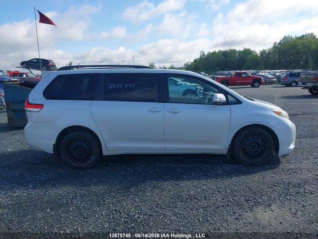 12675745 :رقم المزاد ، 5TDDK3DC8ES083781 vin ، 2014 Toyota Sienna Xle 7 Passenger مزاد بيع