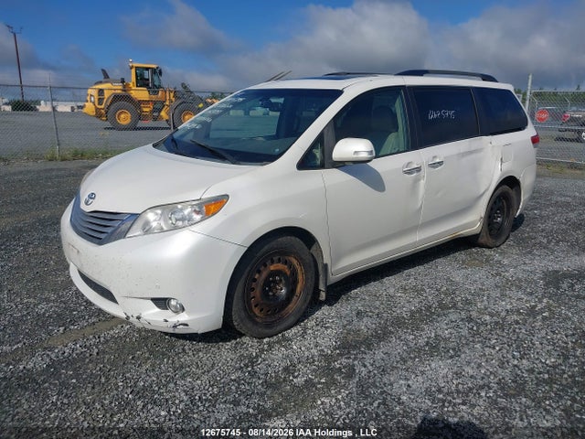 12675745 :رقم المزاد ، 5TDDK3DC8ES083781 vin ، 2014 Toyota Sienna Xle 7 Passenger مزاد بيع