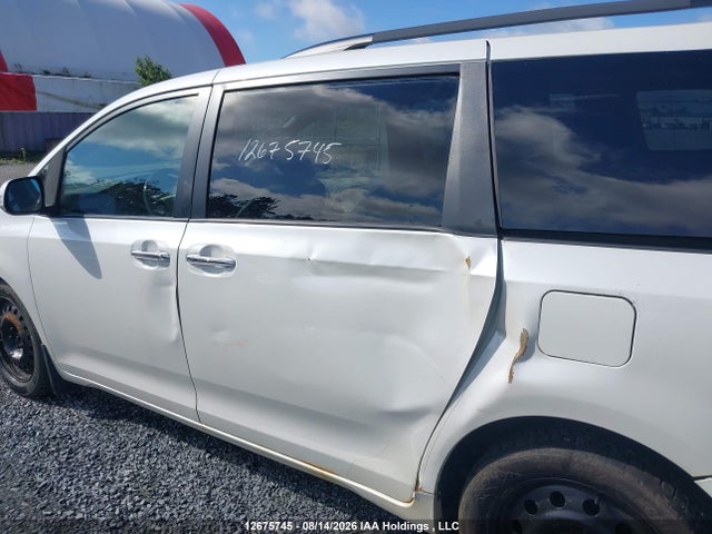 12675745 :رقم المزاد ، 5TDDK3DC8ES083781 vin ، 2014 Toyota Sienna Xle 7 Passenger مزاد بيع