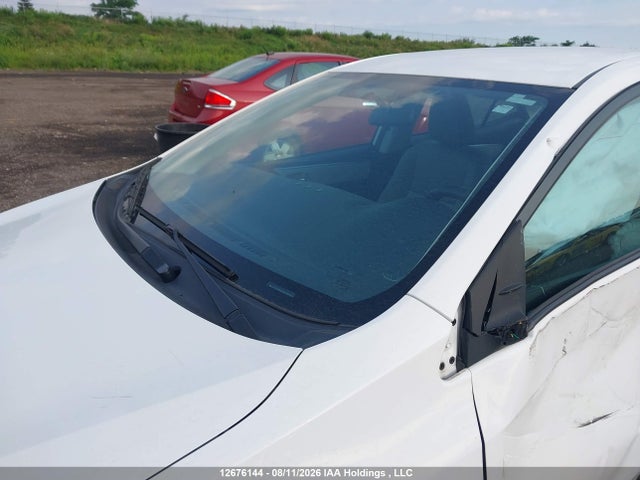2T1BURHE6GC585801 Toyota COROLLA LE