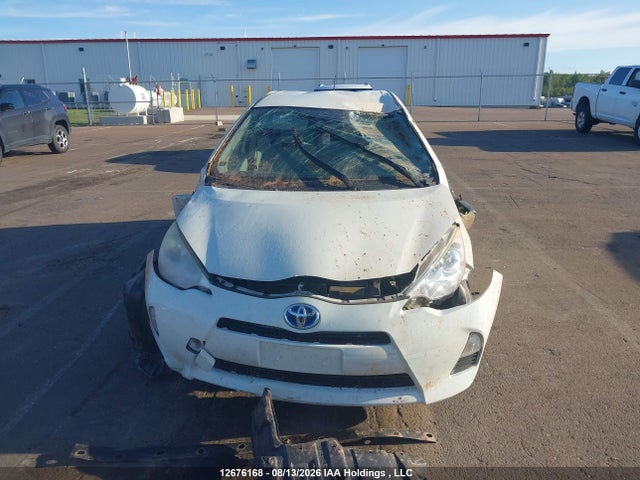 Toyota PRIUS C 2014 JTDKDTB33E1058949 Image 13