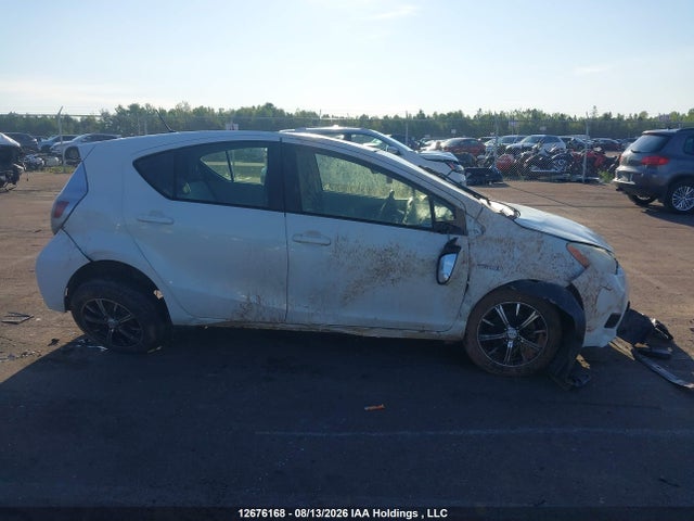 Toyota PRIUS C 2014 JTDKDTB33E1058949 Image 14