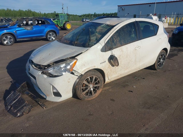 Toyota PRIUS C 2014 JTDKDTB33E1058949 Image 2