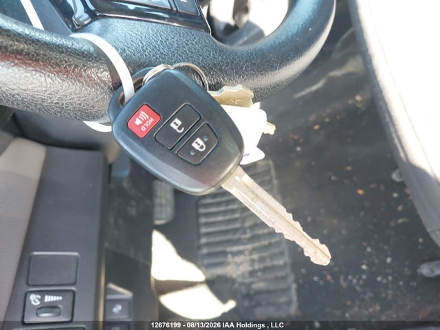 VNKKTUD38KA102372 Toyota YARIS LE