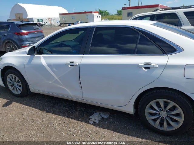 12677702 :رقم المزاد ، 4T1BF1FK1HU286138 vin ، 2017 Toyota Camry Le/xle/se/xse مزاد بيع