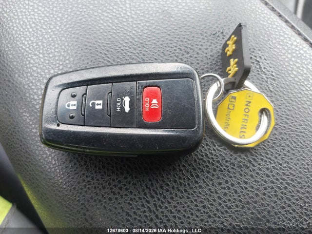 12678603 :رقم المزاد ، 4T1B21HK3JU500318 vin ، 2018 Toyota Camry Hybrid/le/xle/se مزاد بيع