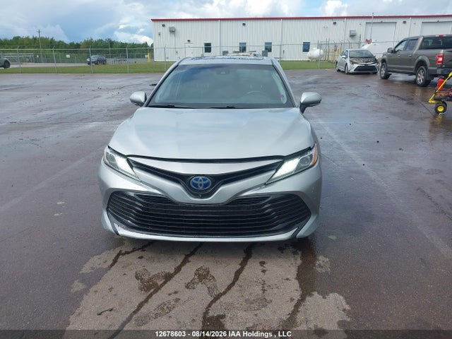 12678603 :رقم المزاد ، 4T1B21HK3JU500318 vin ، 2018 Toyota Camry Hybrid/le/xle/se مزاد بيع