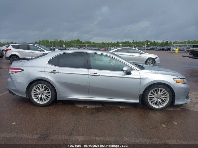 12678603 :رقم المزاد ، 4T1B21HK3JU500318 vin ، 2018 Toyota Camry Hybrid/le/xle/se مزاد بيع