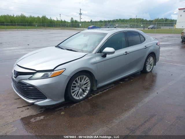 12678603 :رقم المزاد ، 4T1B21HK3JU500318 vin ، 2018 Toyota Camry Hybrid/le/xle/se مزاد بيع