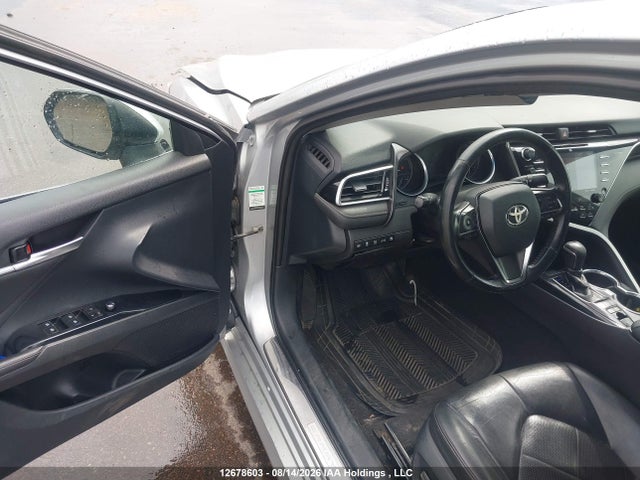 12678603 :رقم المزاد ، 4T1B21HK3JU500318 vin ، 2018 Toyota Camry Hybrid/le/xle/se مزاد بيع
