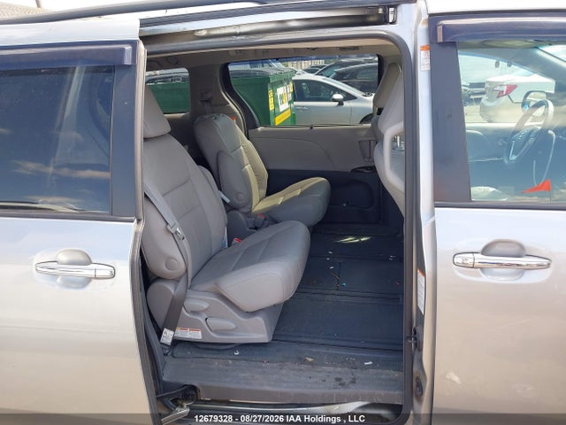 2017 Toyota Sienna Xle 7 Passenger მანქანა იყიდება აუქციონზე, vin: 5TDDZ3DC7HS174394, აუქციონის ნომერი: 12679328