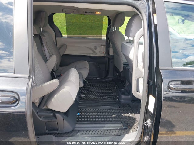 5TDGRKEC4RS215572 Toyota Sienna Le 8-passenger