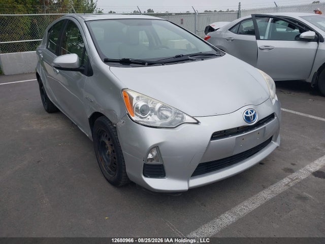 Toyota Prius C Technology 2014 JTDKDTB31E1068945 головне зображення