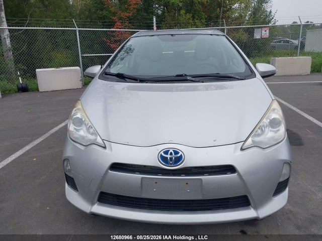 JTDKDTB31E1068945 Toyota Prius C Technology