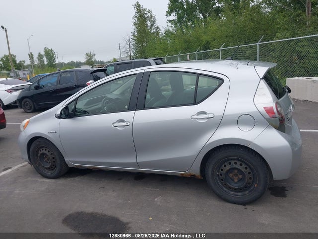 JTDKDTB31E1068945 Toyota Prius C Technology