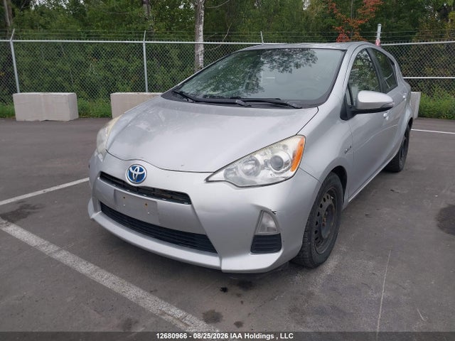 JTDKDTB31E1068945 Toyota Prius C Technology