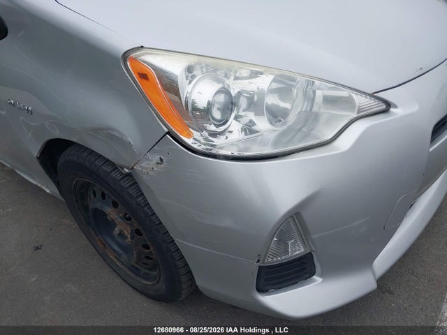 JTDKDTB31E1068945 Toyota Prius C Technology