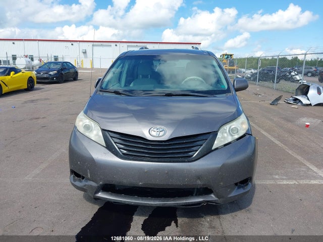 2011 Toyota Sienna მანქანა იყიდება აუქციონზე, vin: 5TDZK3DC2BS090453, აუქციონის ნომერი: 12681060