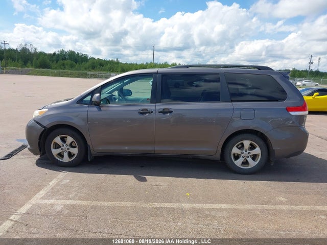 2011 Toyota Sienna მანქანა იყიდება აუქციონზე, vin: 5TDZK3DC2BS090453, აუქციონის ნომერი: 12681060