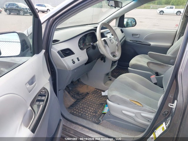 2011 Toyota Sienna მანქანა იყიდება აუქციონზე, vin: 5TDZK3DC2BS090453, აუქციონის ნომერი: 12681060